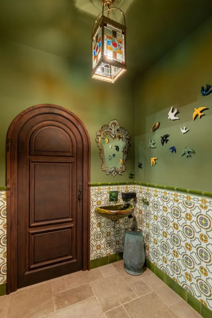 aseo con paredes verdes y decoracion de golondrinas