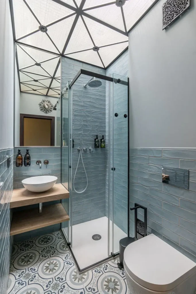 bano con ducha de cristal y azulejos azules
