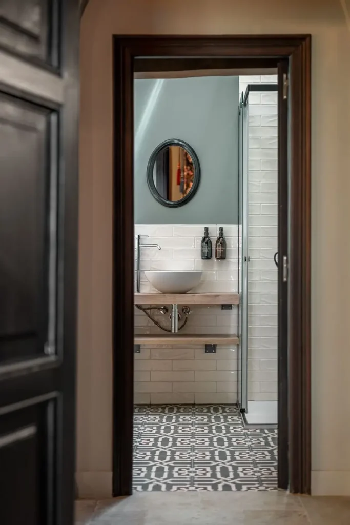 baño pequeño con lavabo moderno y azulejos blancos estilo metro