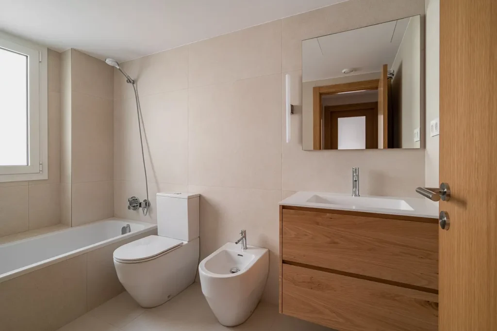 bano principal con banera inodoro bidet y mueble de madera