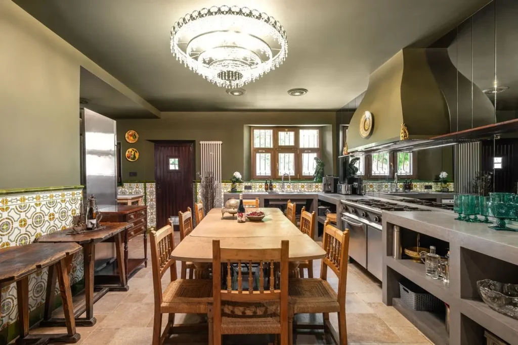 cocina con lampara de cristal y decoracion tradicional