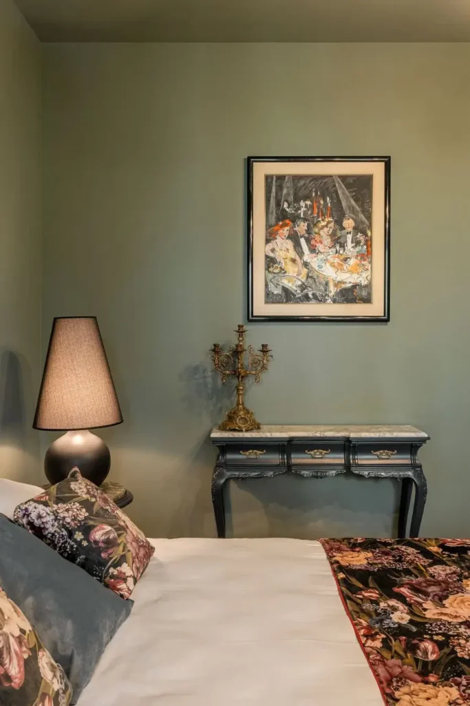 detalle de dormitorio con lampara, candelabro dorado y cuadro decorativo