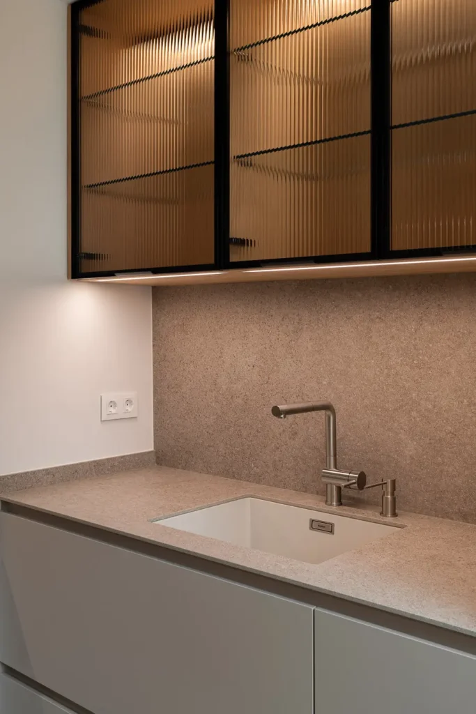 detalle de mueble superior de cocina con puertas de vidrio texturizado