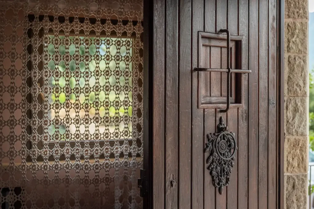 detalle de puerta de madera con herraje de hierro