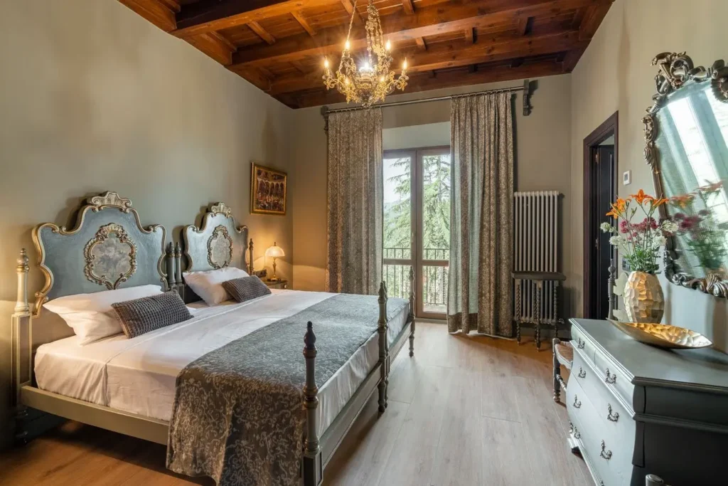 dormitorio elegante con cama doble y cabeceros clásicos bajo techo de madera