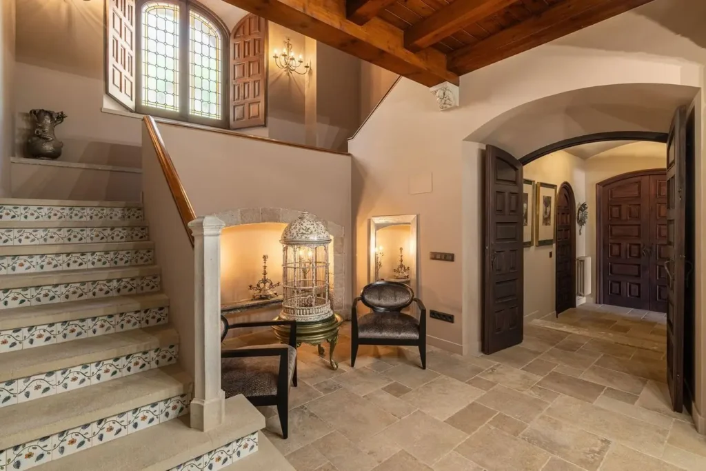 escalera interior con azulejos y ventanas con vitral