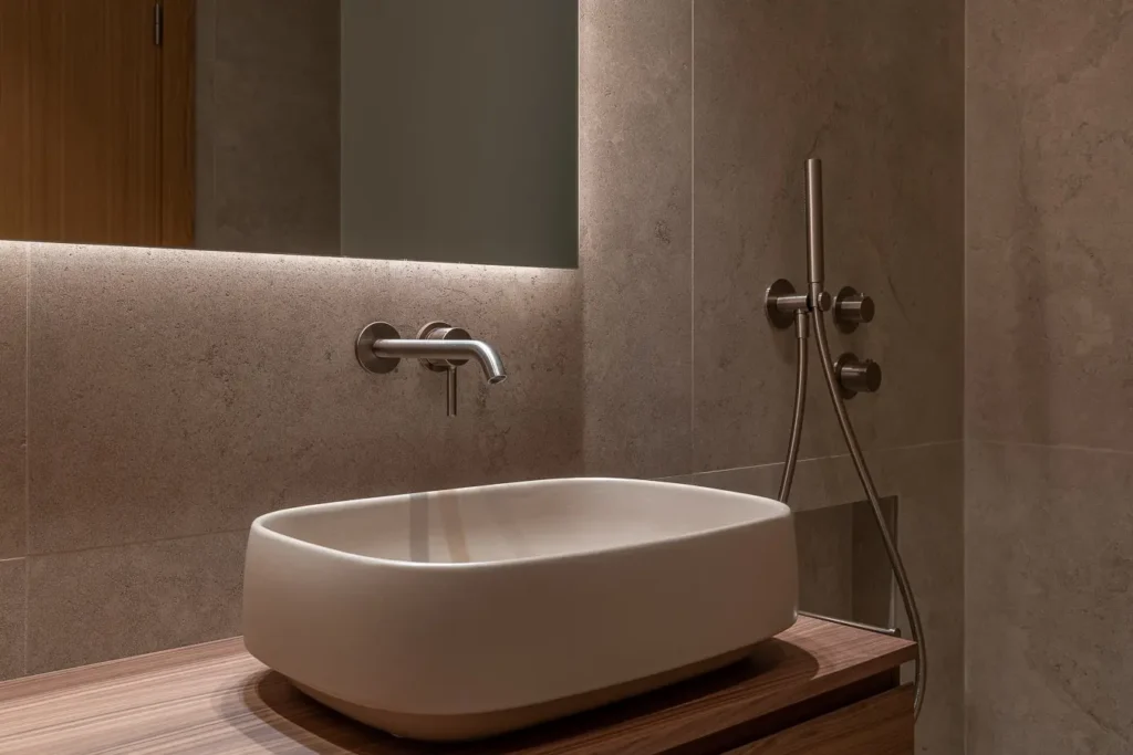 lavabo de ceramica con mueble de madera y grifo empotrado