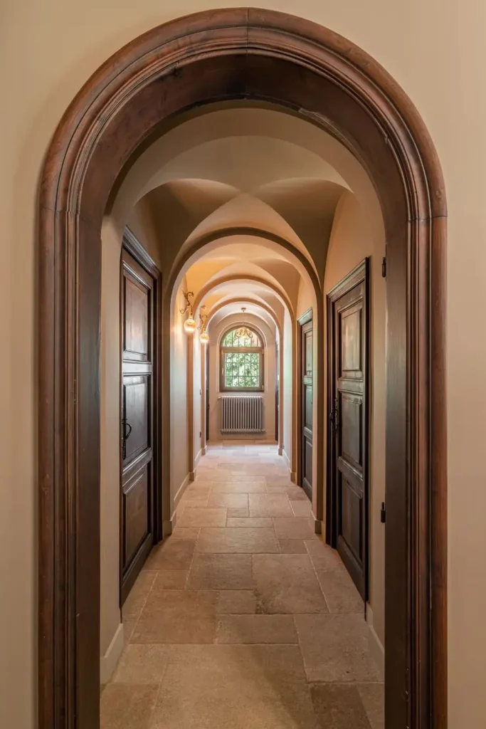 pasillo con arcos y puertas de madera