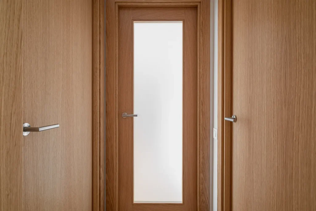 pasillo con puertas de madera y cristal esmerilado