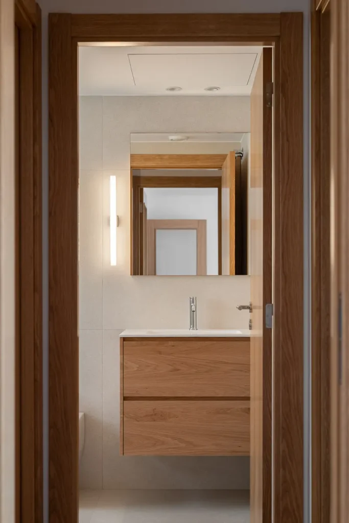 perspectiva de bano con mueble flotante y espejo iluminado