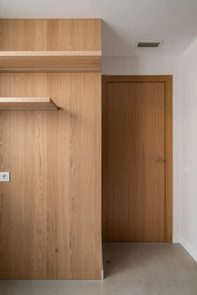 puerta de madera y panelado de roble en pasillo interior