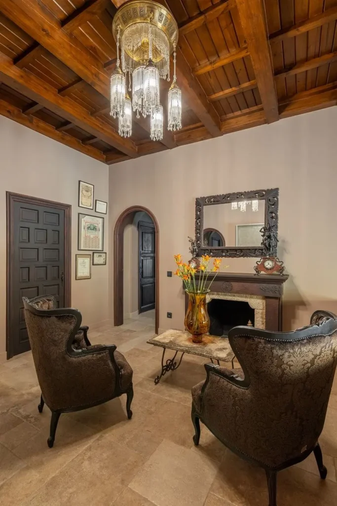 sala con chimenea espejo y lampara de techo