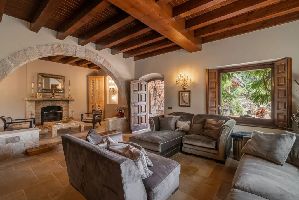 salon con sofas de terciopelo y chimenea de piedra
