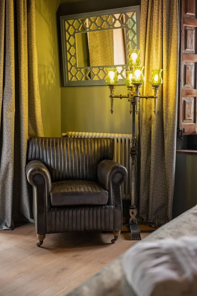 sillón de cuero clásico junto a lámpara de pie con tulipas de cristal