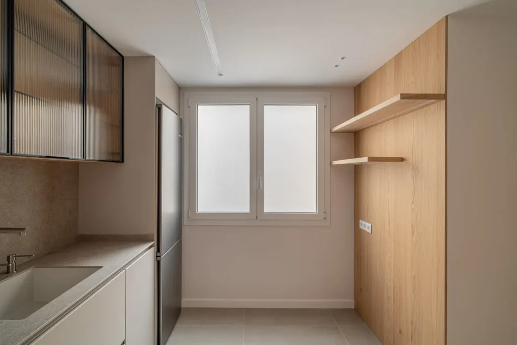ventana con dos estantes flotantes en cocina con panelado de madera