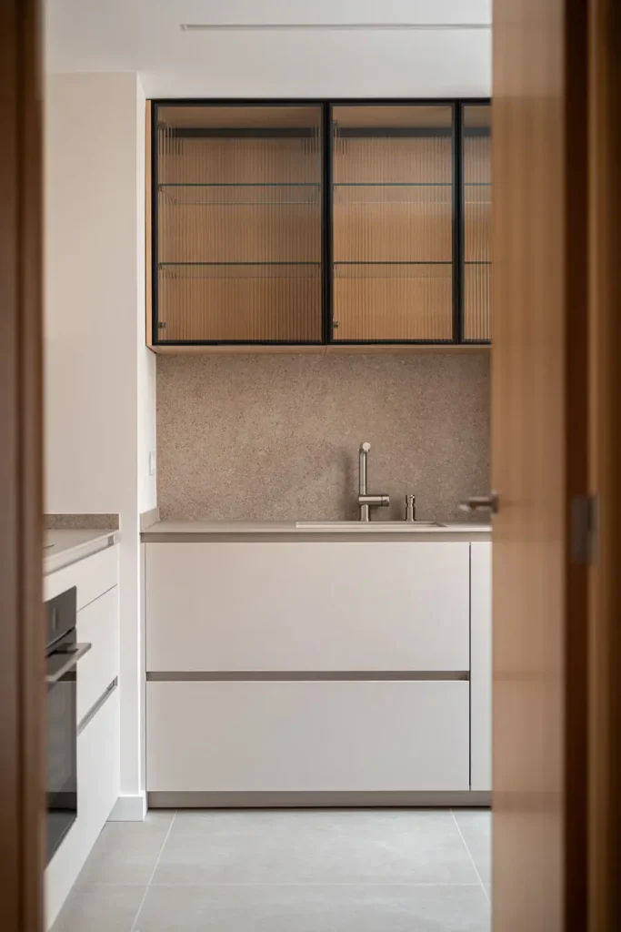 vista enmarcada de cocina con mueble superior de vidrio texturizado