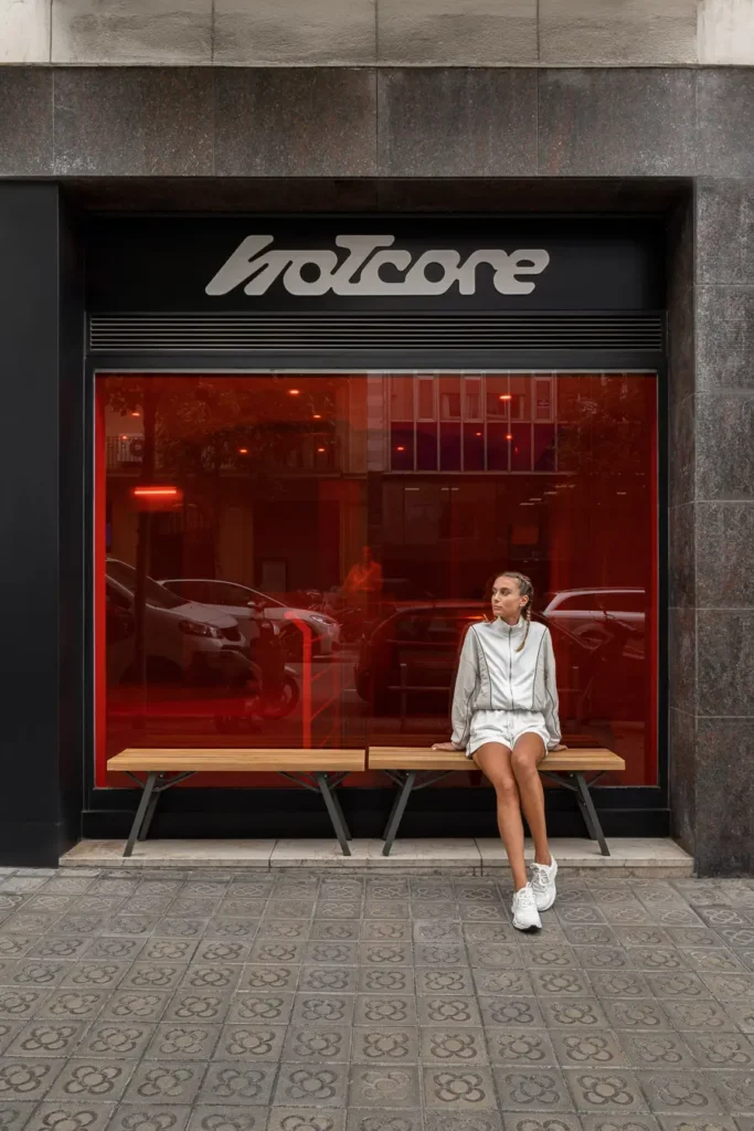 fachada estudio hotcore ventana roja banco mujer sentada