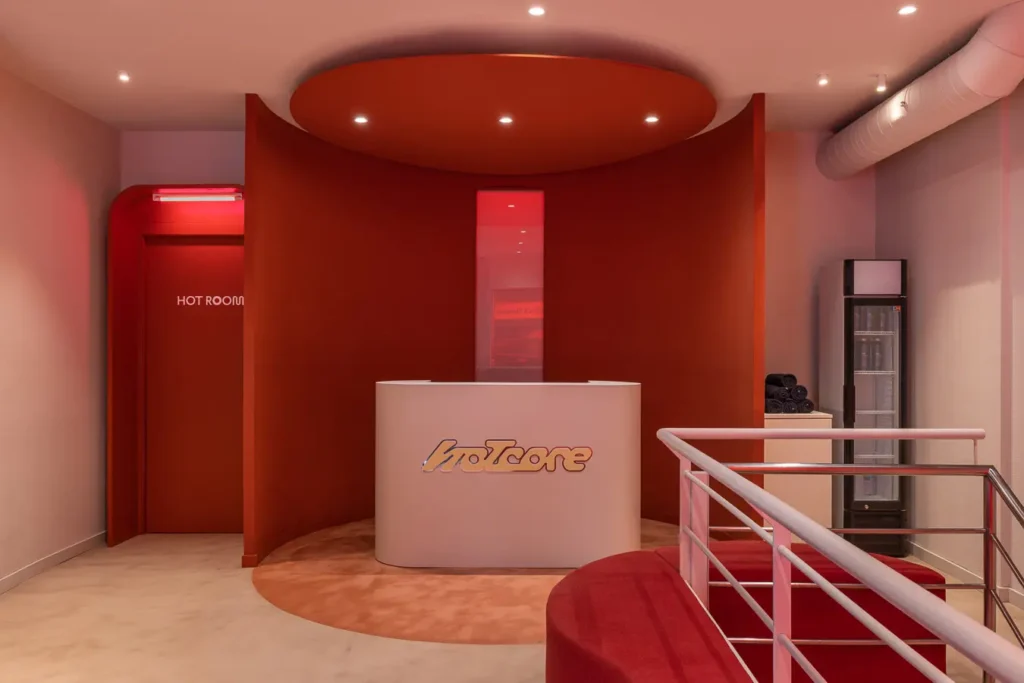 recepcion hotcore mostrador rojo logotipo