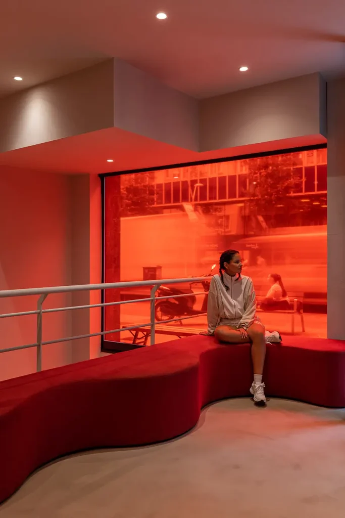 sala espera hotcore mujer sentada sofa curvo rojo