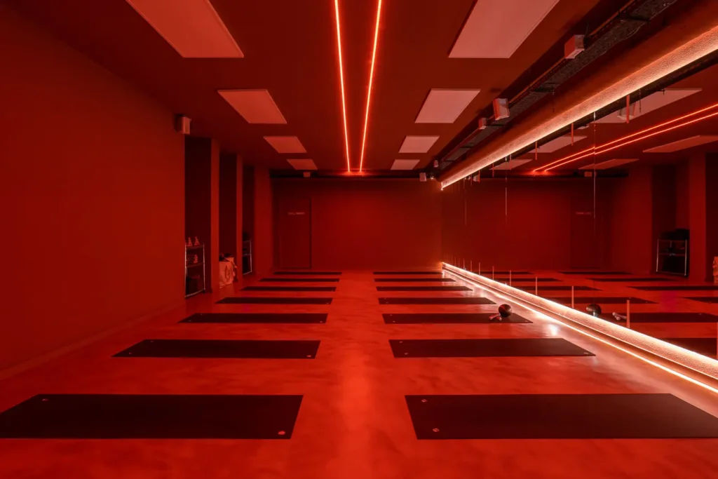 sala yoga hotcore colchonetas espejo luz led