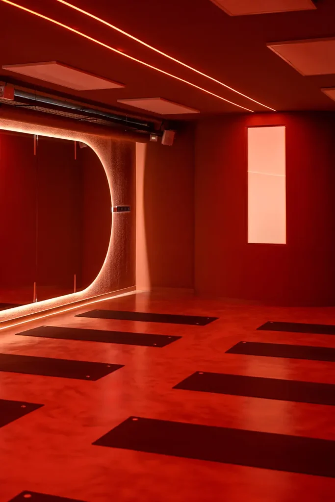 sala yoga hotcore luces rojas colchonetas negras