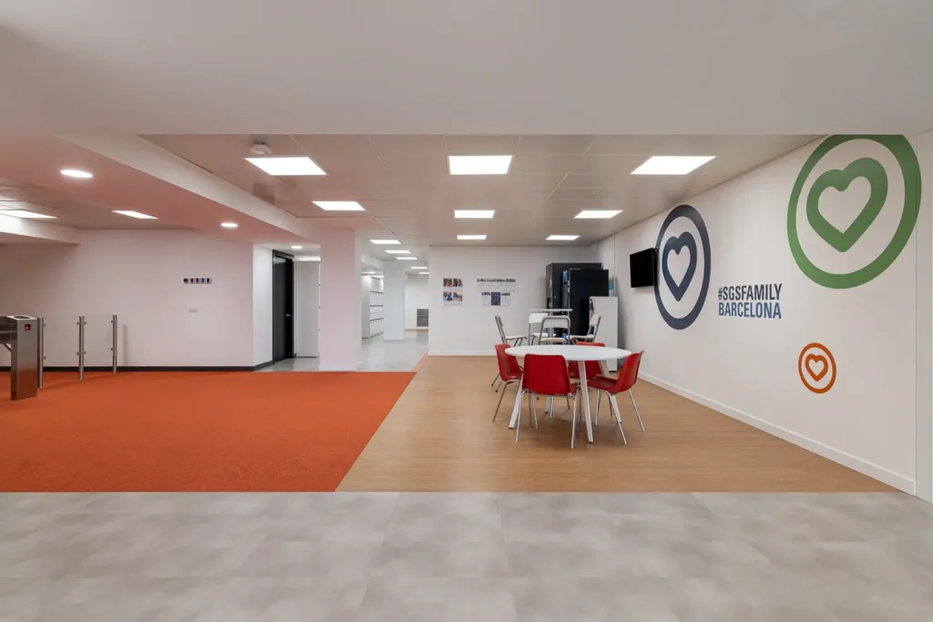 cafeteria oficina sillas rojas mesa blanca sgsfamily barcelona