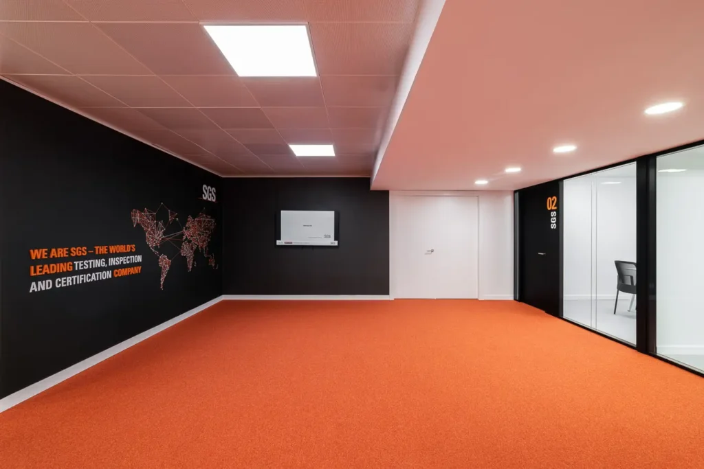 pasillo alfombra naranja muro negro mapa mundial