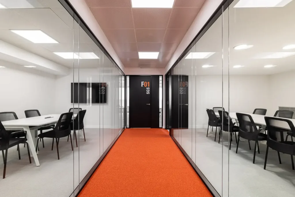 pasillo oficina alfombra naranja salas reunion