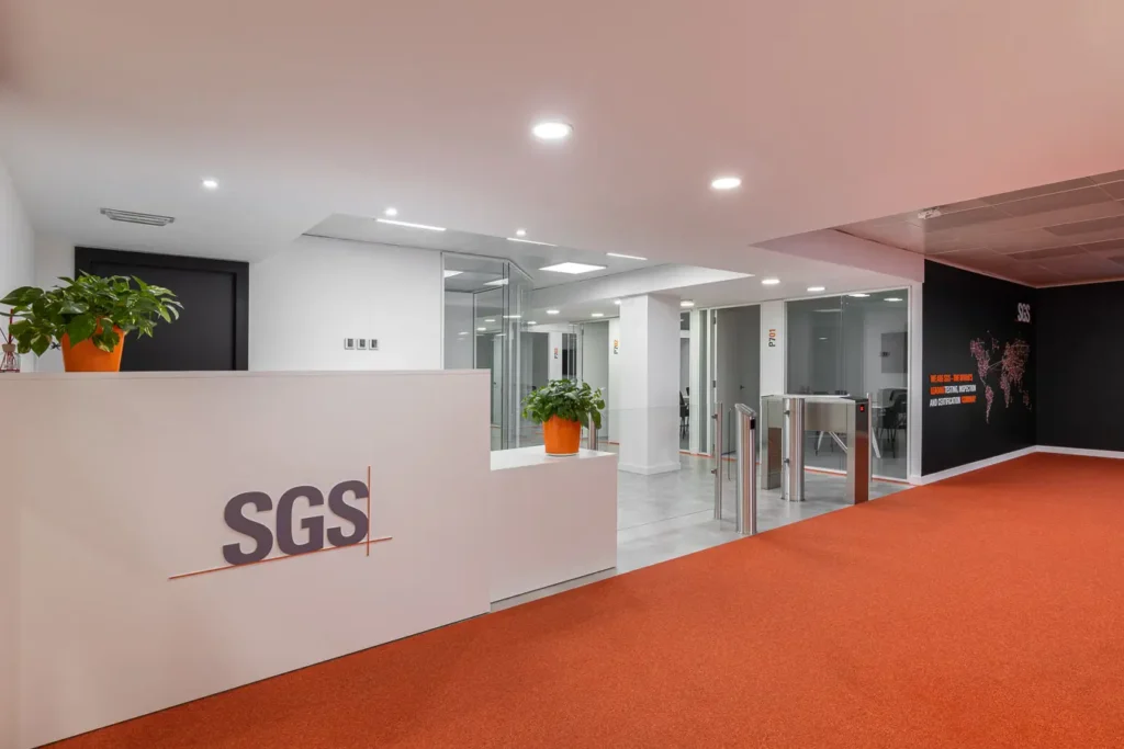 recepcion oficina sgs mostrador logo planta
