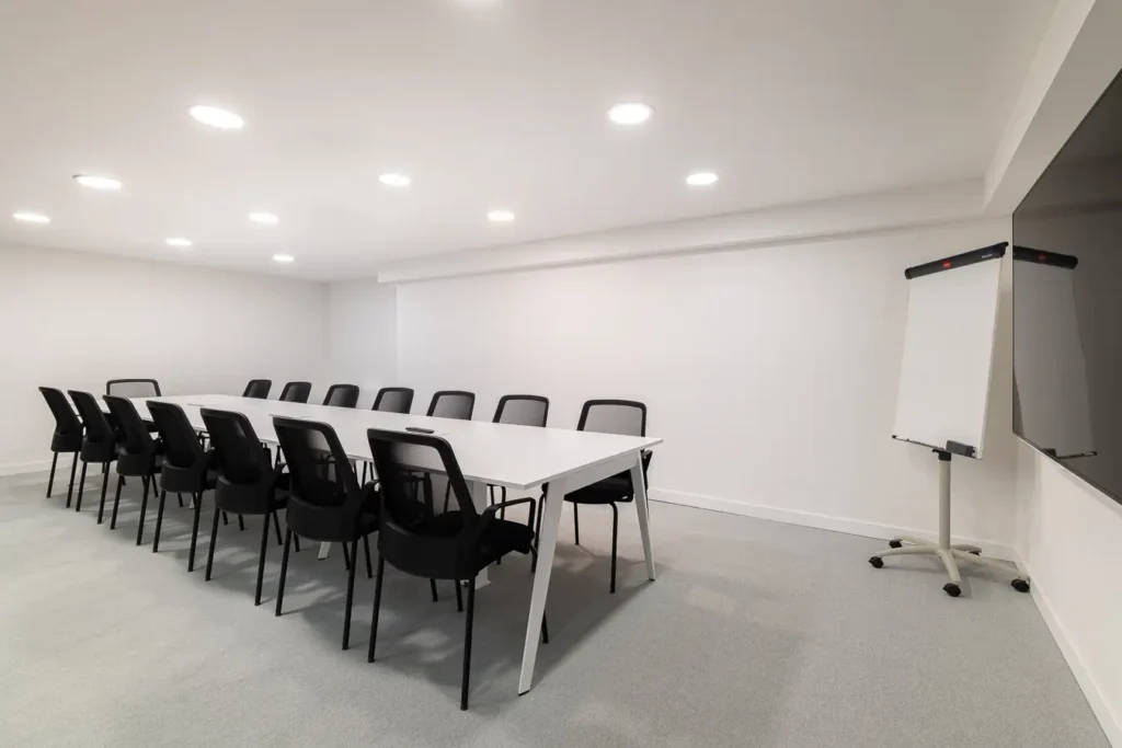 sala juntas grande mesas blancas pizarra blanca