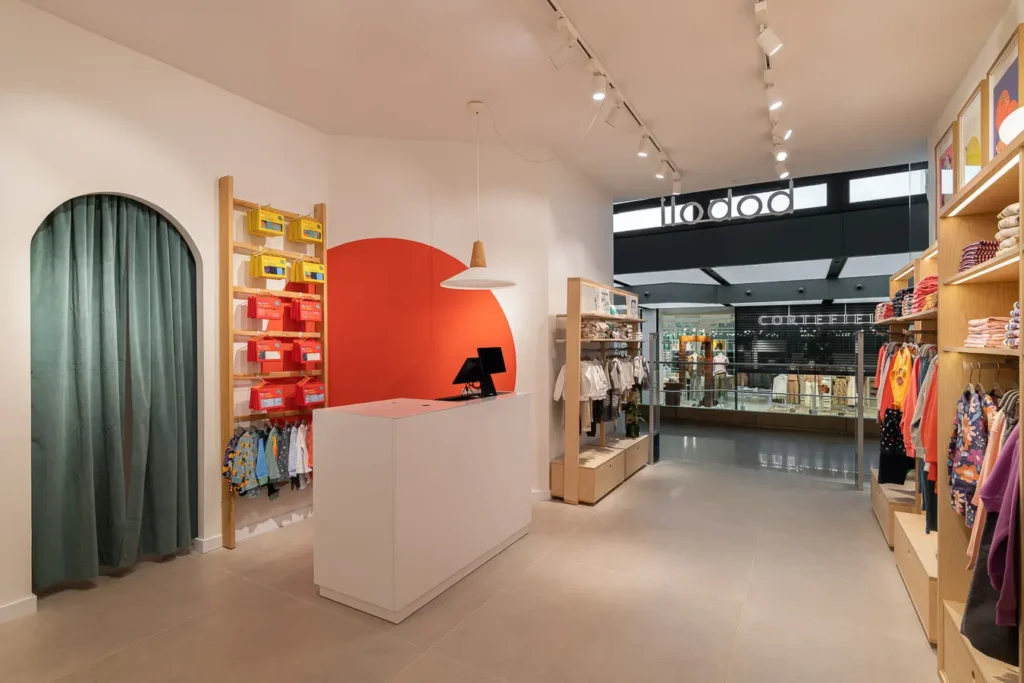 area de caja y probador en tienda infantil con decoracion geometrica