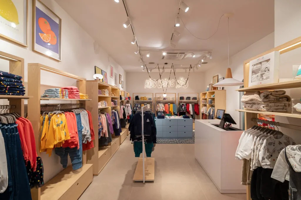 área de caja y probador en tienda infantil con diseno minimalista