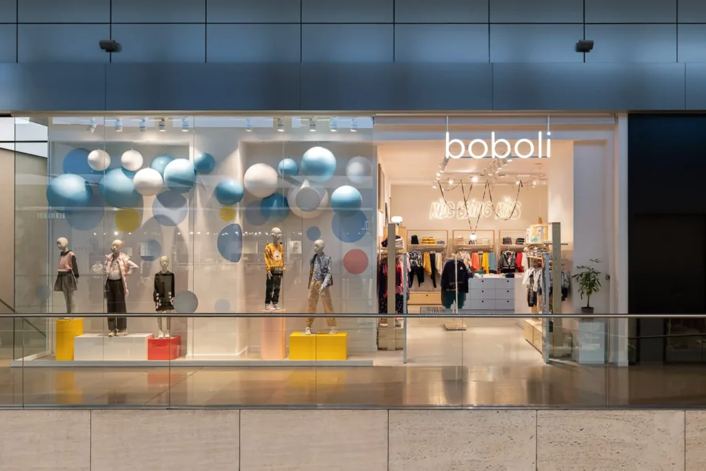 fachada de tienda infantil con maniquies y decoracion de burbujas azules