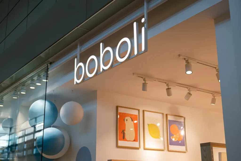 letrero iluminado boboli en fachada de tienda infantil