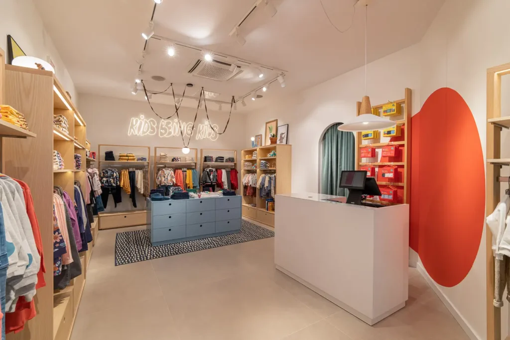 vista general de tienda infantil con diseno moderno y colores vivos