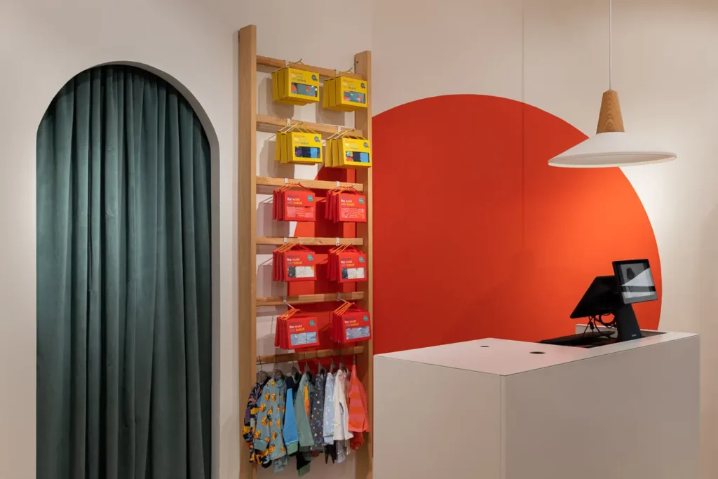 zona de ropa infantil con letrero luminoso y decoracion alegre