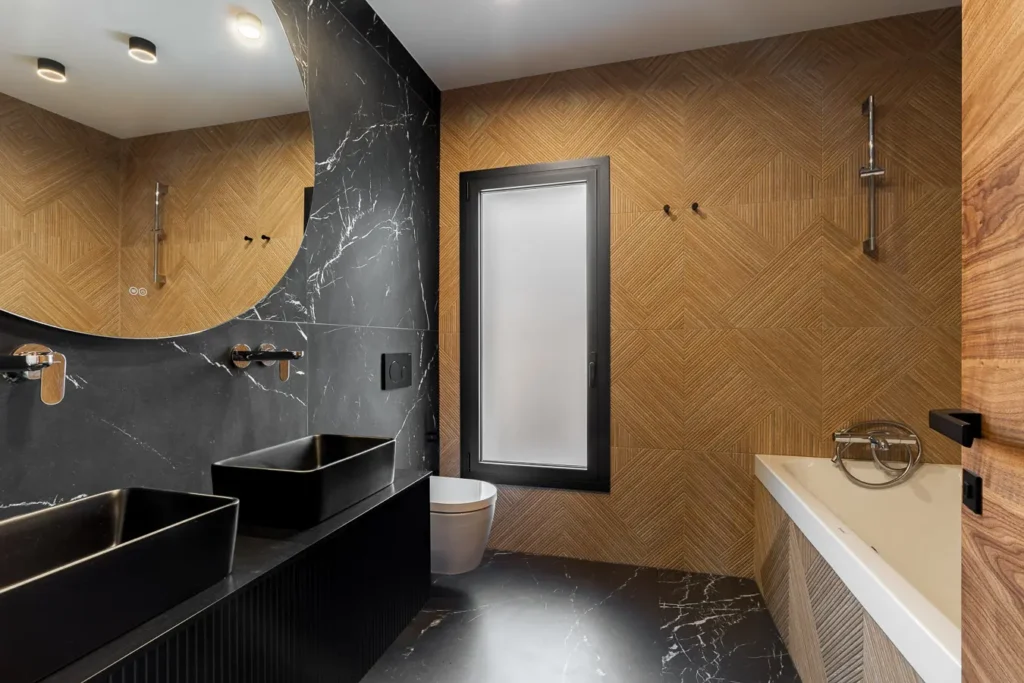bano de lujo con doble lavabo negro y detalles en marmol