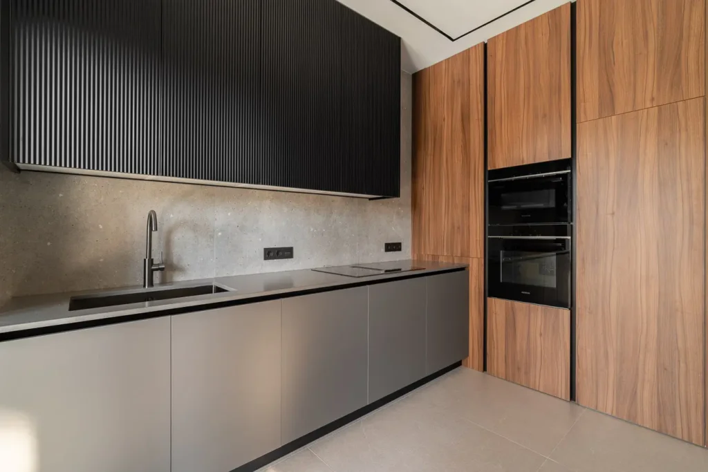 cocina con isla y sillas verdes junto a ventanal