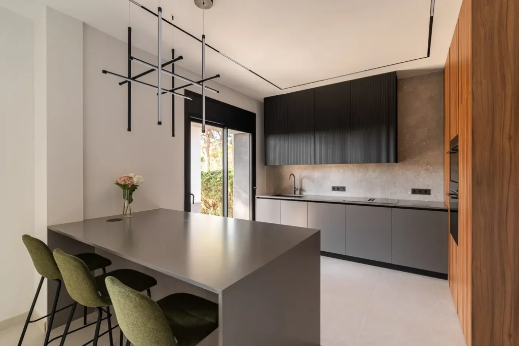 cocina contemporanea con armarios negros y de madera