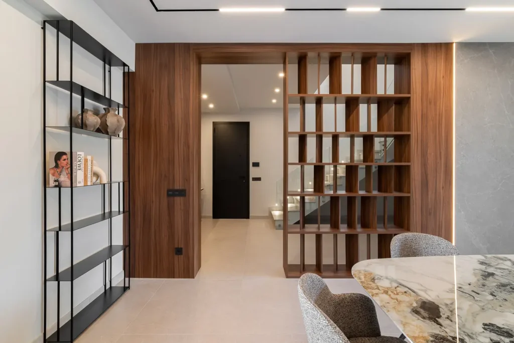 cocina moderna con isla central y taburetes verdes