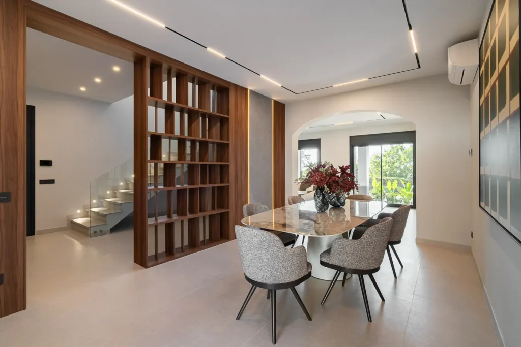 comedor moderno con mesa de marmol y sillas tapizadas