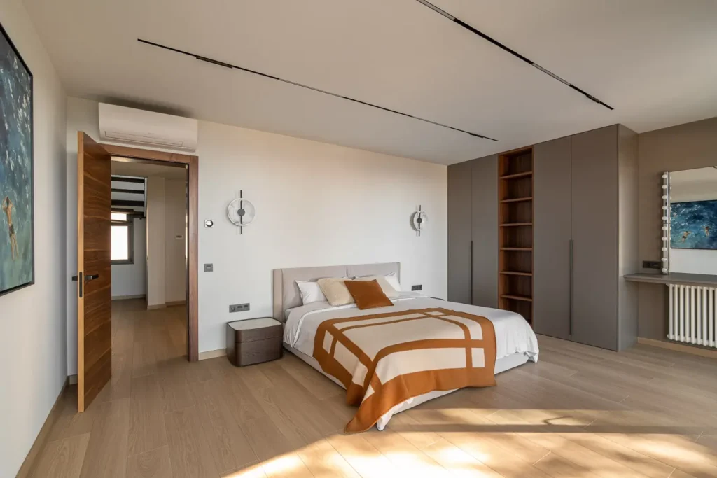 dormitorio principal moderno con cama doble y armario empotrado