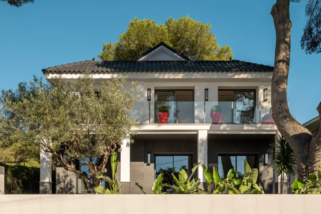 fachada moderna de casa con terrazas y jardineria tropical