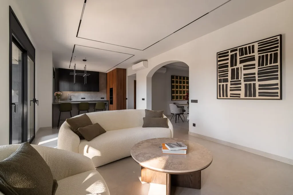 vista de cocina abierta desde la sala con decoracion moderna