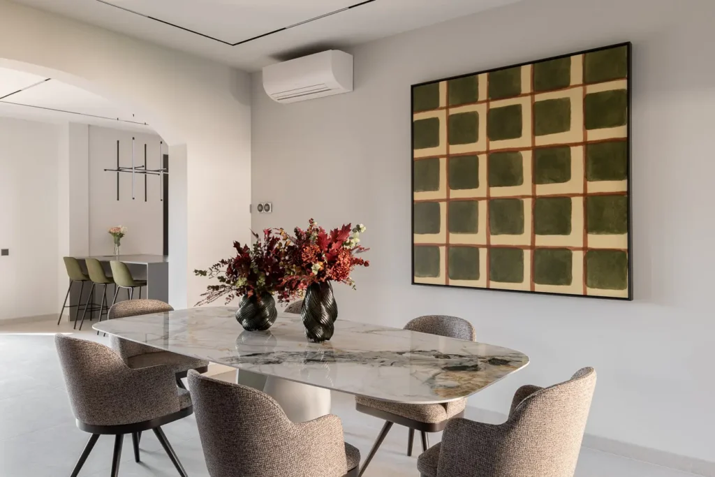 vista lateral del comedor con estanteria de diseno y pared gris