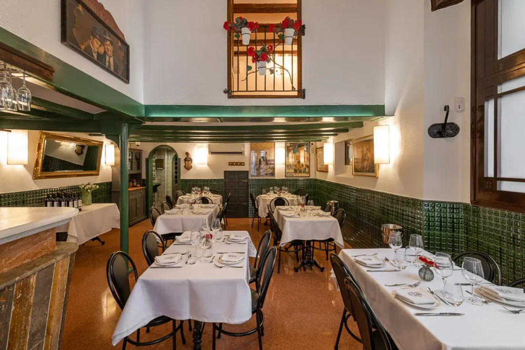 comedor con balcon interior y decoracion clasica