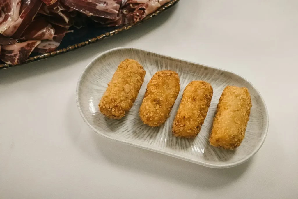 croquetas crujientes en plato de ceramica