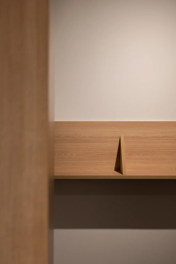 detalle de escritorio con separador triangular de madera