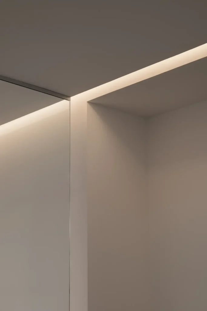 detalle de iluminacion empotrada en esquina de pared blanca