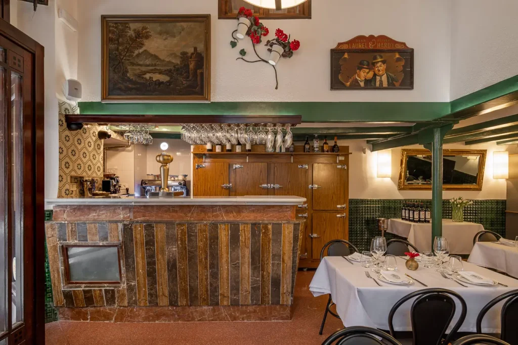 entrada del restaurante con vista a la calle y reloj antiguo